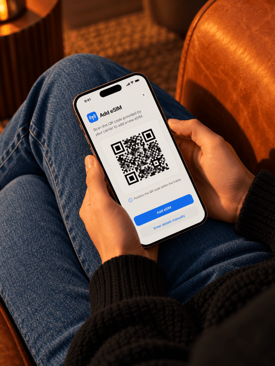 Pessoa escaneando um QR Code de eSIM no celular